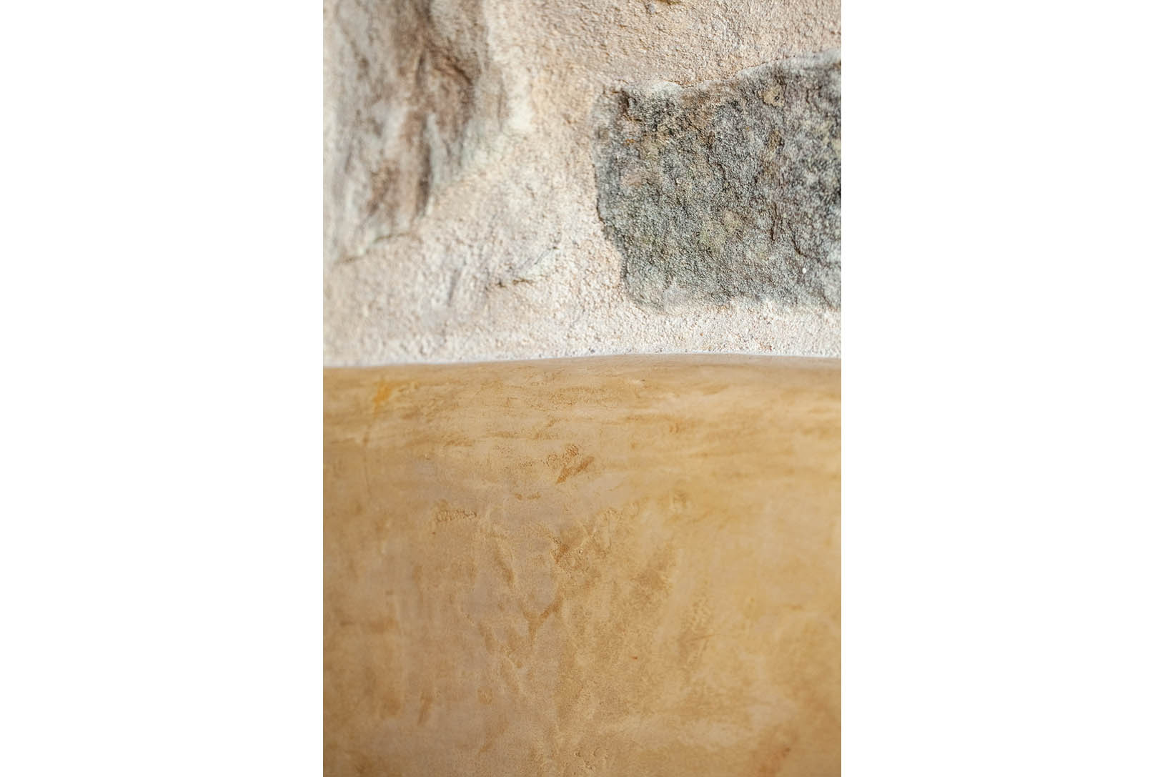Stuc de chaux jaune mimosa-La chouette-Florent Ferlaud-Matiériste coloriste en décor mural-®Lisa-Gervassi-2023-13